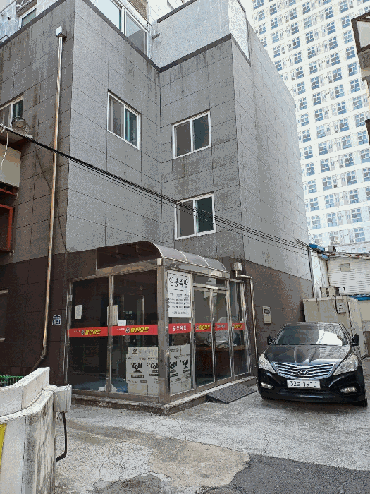 북측 진입로에서 본 전경 및 제시외 ㄱ) 등