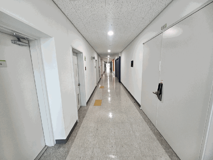 복도 전경