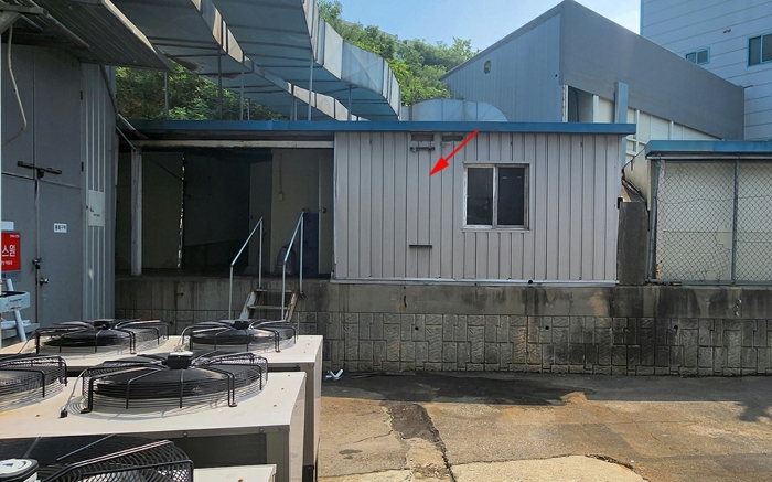 17. 제시외 건물 ㉤(창고 등 외부)