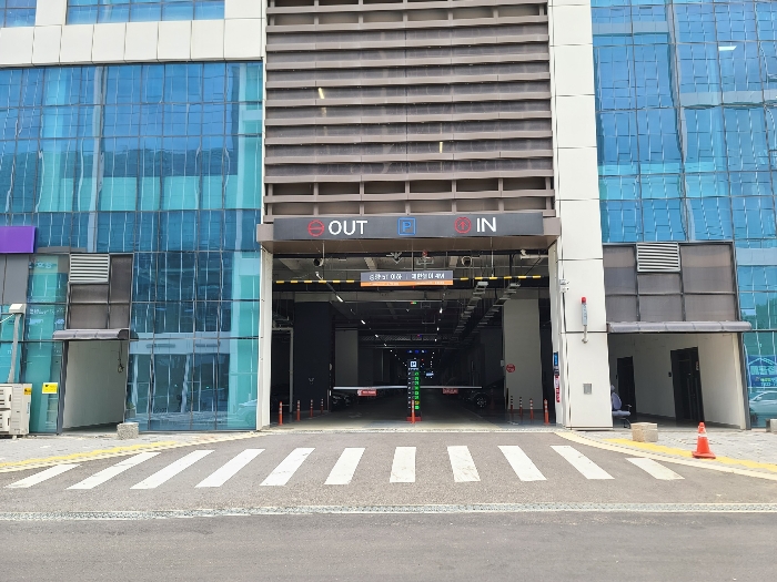 본건 건물 출입