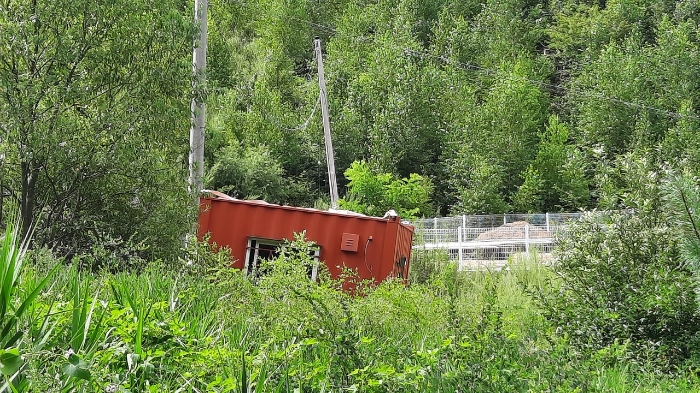 본건 인접 필지 경계부분에 소재하는 소유자 미상 이동식 컨테이너 전경