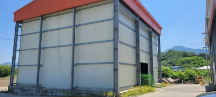 서원리 387-4 전경 - 지상 제시외 저장창고 시설 있음.