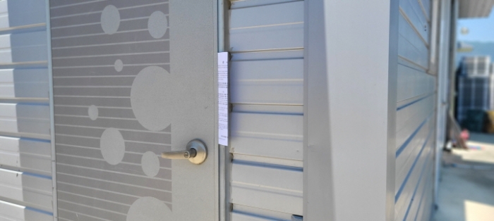 사무실 입구 - 부동산현황조사 안내문 사진