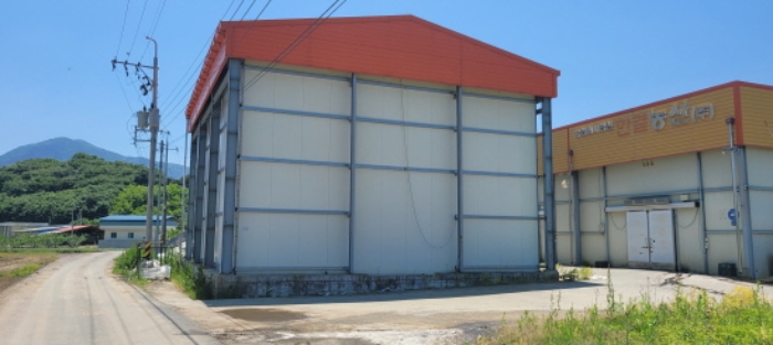 서원리 387-4 전경 - 지상 제시외 저장창고 시설 있음.