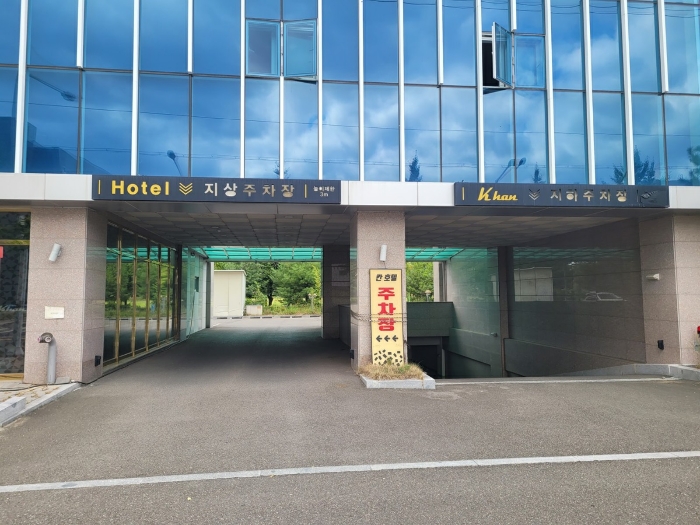 본건 토지 및 건물 내 주차장 출입구 전경