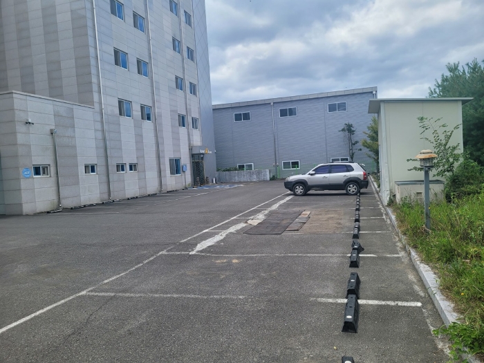 본건 토지 내 후면 지상주차장 전경
(전경 동측에서 촬영)