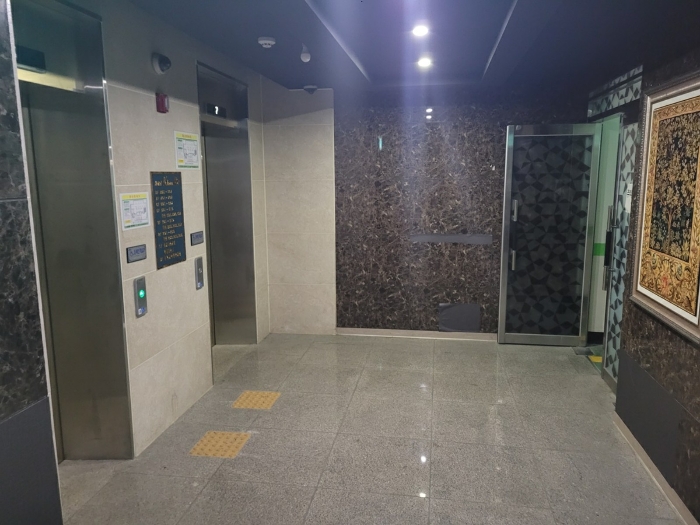 지하1층 승강기 및 홀 전경