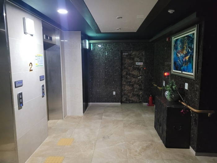 2층 승강기 및 홀 전경