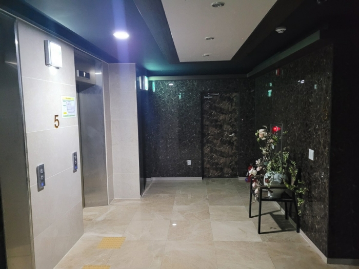 4층 승강기 및 홀 전경
(현황 5층으로 표기)