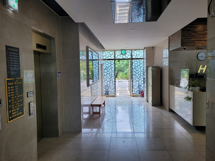 1층 로비 및 후문 출입구 전경