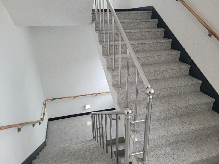 건물 내 계단실 전경