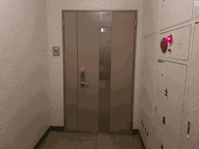 본건 현관입구 부분