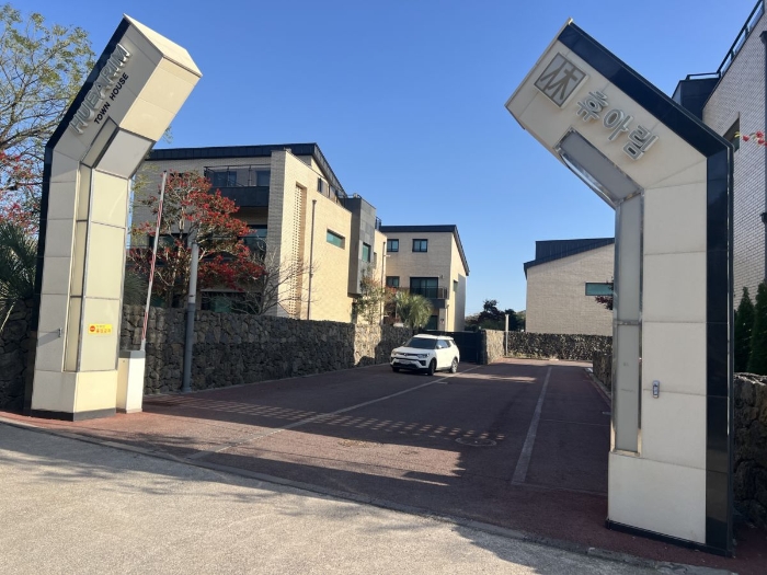 단지 진입로 전경