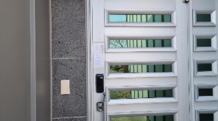 소재지13(교래리 781-5) 2호 제시 건물 현관문에 부착한 안내문