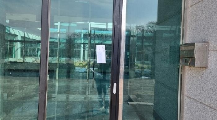 소재지19(명림로 655-99) 제시 건물 출입문에 부착한 안내문