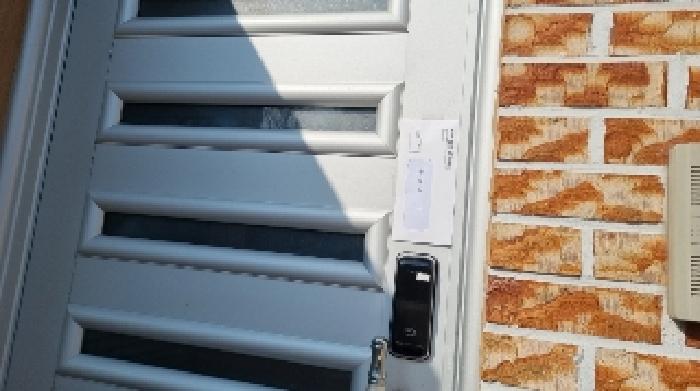 소재지20(명림로 655-99) 1호 제시 건물 2층에 현관문에 부착한 안내문