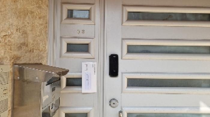 소재지30(명림로 655-77) 동천주택03동 제시 건물 현관문에 부착한 안내문