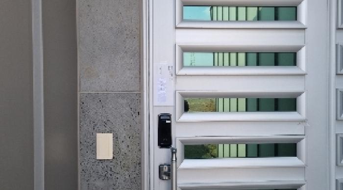 소재지14(교래리 781-5) 3호 제시 건물 현관문에 부착한 안내문