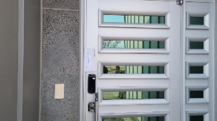 소재지16(교래리 781-5) 5호 제시 건물 현관문에 부착한 안내문