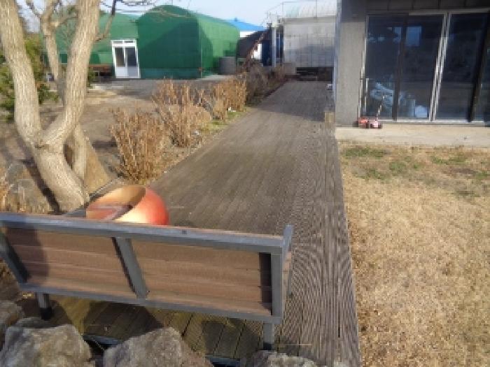 소재지 1. (감천로 182) 지상 목재 데크시설