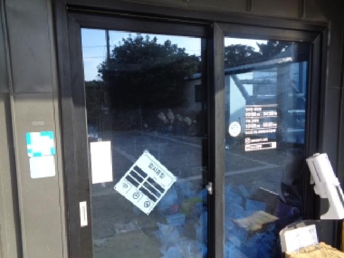 소재지 2. (감천로 182, 제시건물) 1층 출입문에 안내문부착