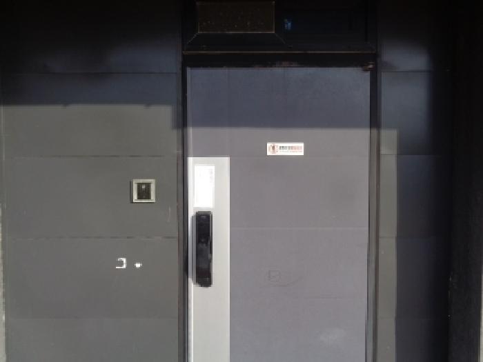 소재지 2. (감천로 182, 제시건물) 2층 출입문에 안내문부착