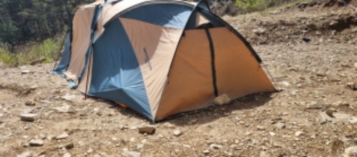 목록 2. 토지의 맨 위쪽 평탄화된 부분에 설치된 텐트