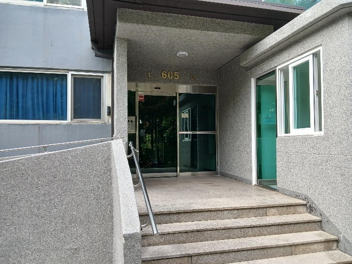 [605동 출입문 전경]