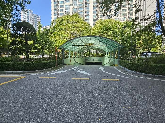 지하 주차장 출입구