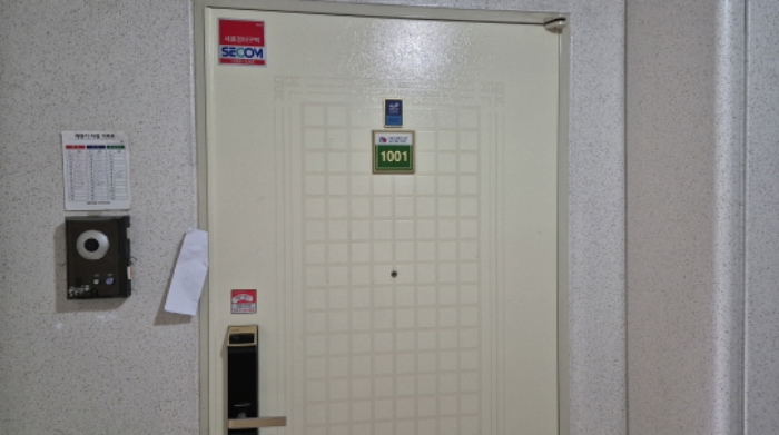 103동 1001호 현관