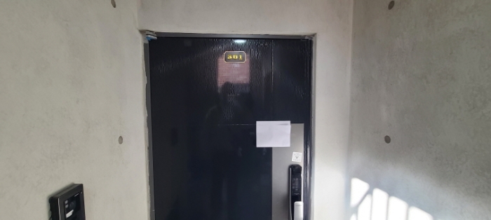 목록 2 건물 301호 출입문 전경(안내문 부착)