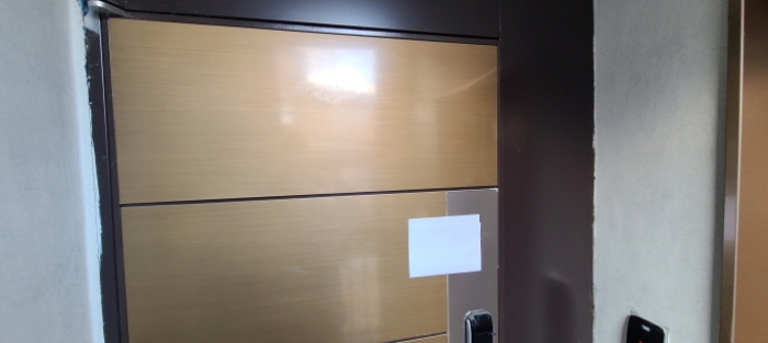 목록 2 건물 4층 출입문 전경(안내문 부착)