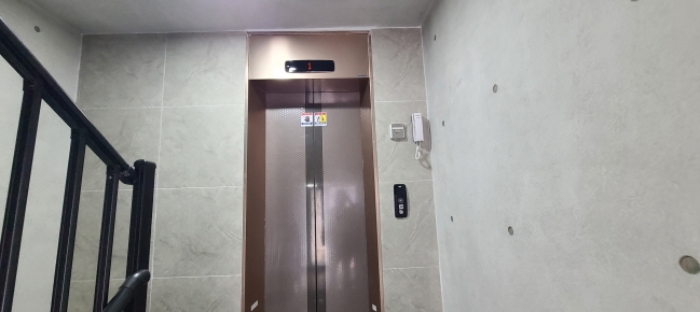 건물내 승강기 전경