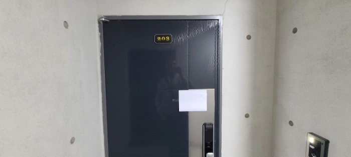 목록 2 건물 203호 출입문 전경(안내문 부착)