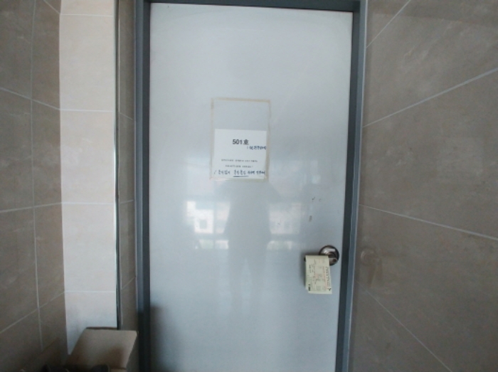 501호 출입문