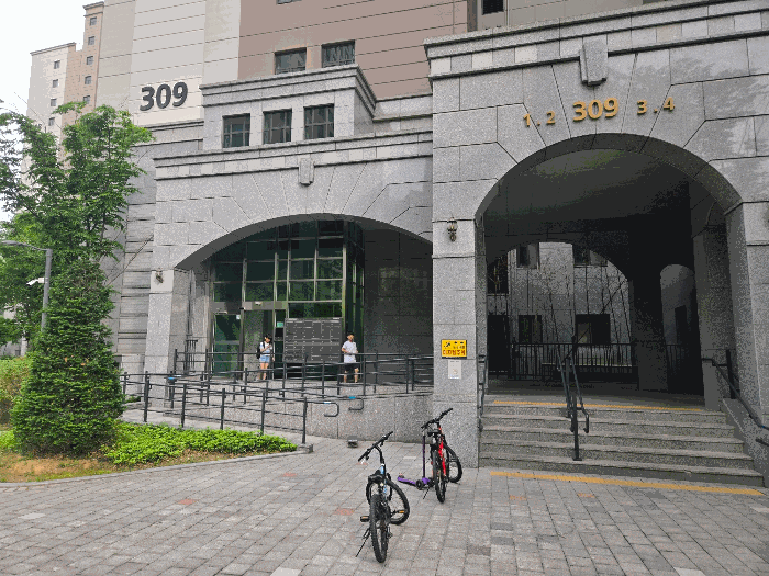 본건 공동현관 전경