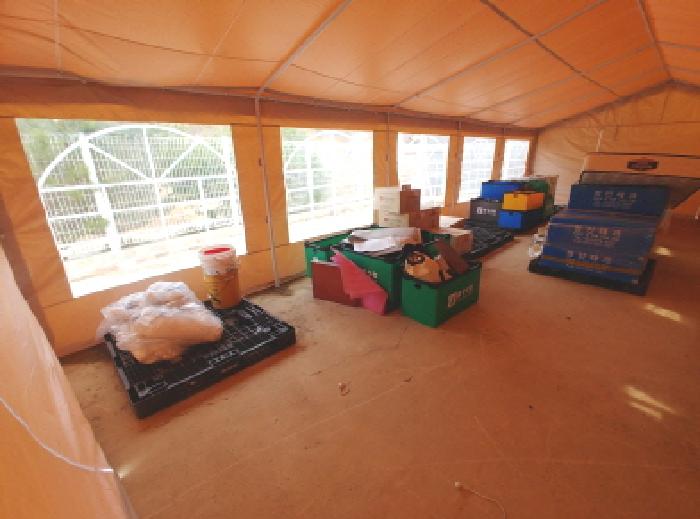 제시외(ㅁ) 천막지붕창고 모습