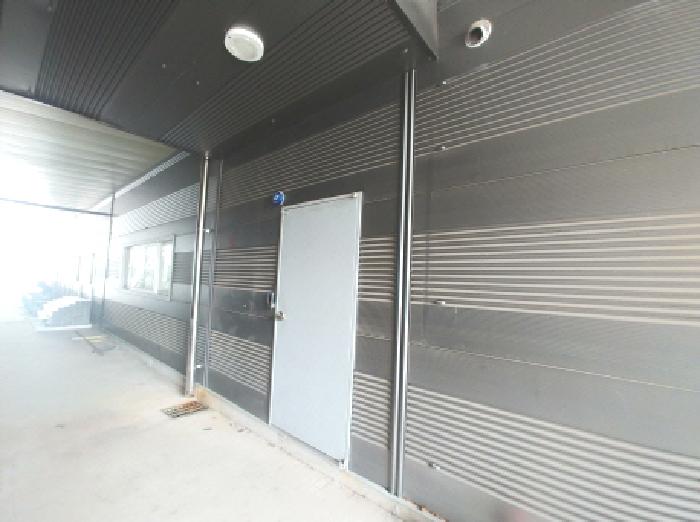 제시외(ㄷ) 차양시설 모습