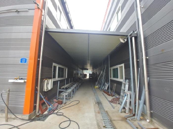 제시외(ㄷ) 차양시설 모습