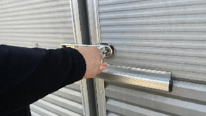 공장동 입구 개문하는 장면