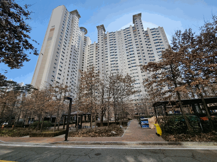 북측에서 본 전경