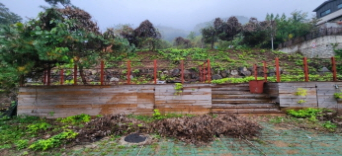 목록4 소재 제시외 목조 구조물 전경