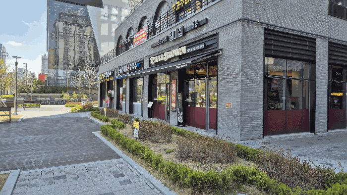 본건 소재 근린생활시설(상가) 모습
-북서측으로부터 촬영, 앞 우측 코너부분이 본건임-