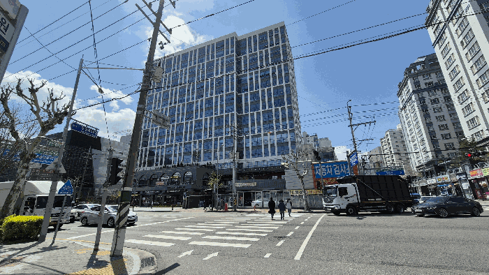 본건 소재 건물 전경
-북측 양천로 건너편으로부터 촬영-