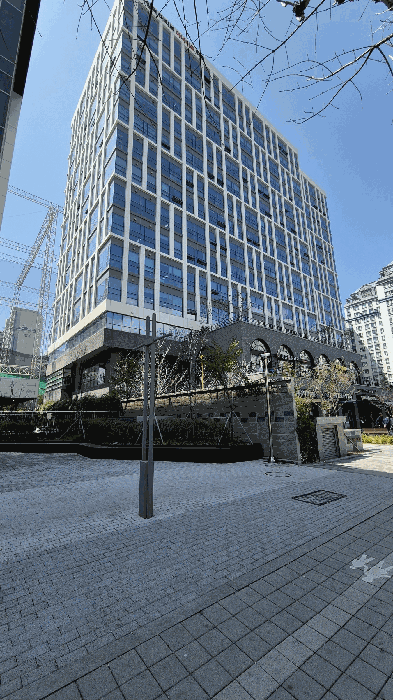 전체 건물 동측면 모습