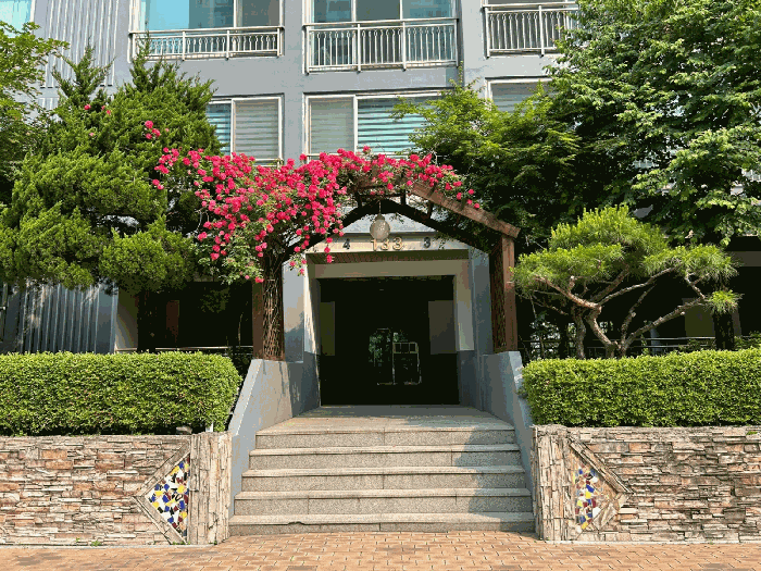 본건 공동현관문 전경