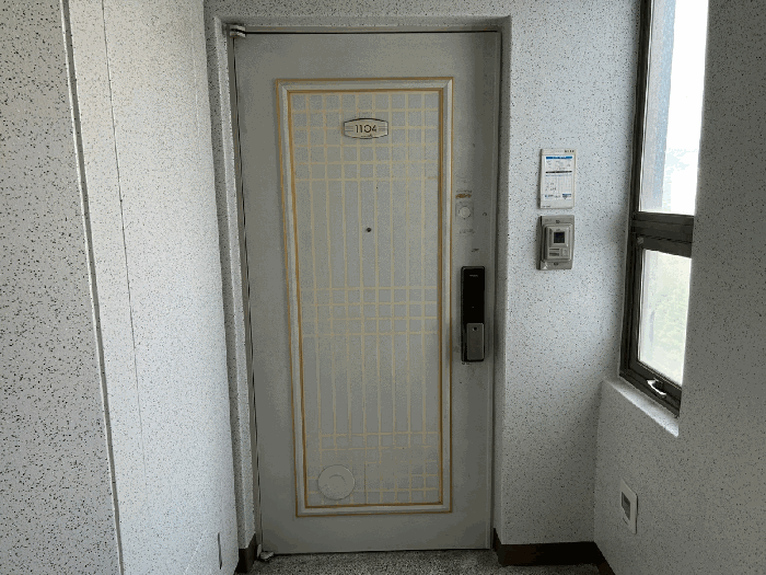 본건 현관문 전경