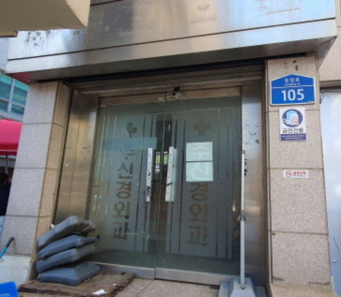 현장사진(건물외벽에 도로명 주소)