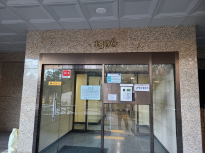 산운마을 1306동 공동출입문