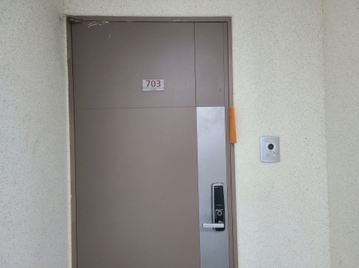 703호 출입문